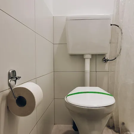 Neuwertiges Mit Schnellem Wlan, Glasfaser, Kostenlose Privatparkplatz Auch Fuer Transporter Geeignet R11 *